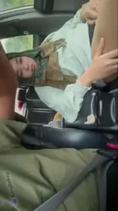 Ukhti Jilbab Bercumbu di Dalam Mobil